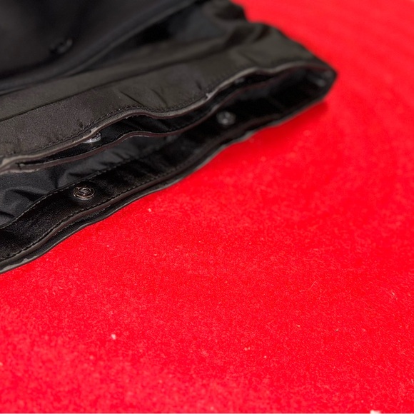 Lululemon shoulder bag, perfect material just wear on lining of snap buttons - Picture 6 of 7